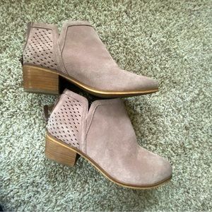 Susina 8.5 pink suede ankle booties, back zipper, side angle cut